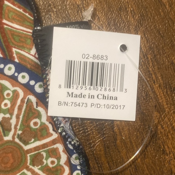 Poncho cover up. Lightweight. Great beachwear. 100% Viscose - Picture 4 of 4